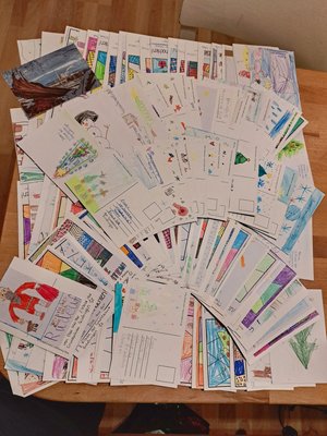 Fotografie eines Tisches mit ganz vielen handgemalten Weihnachtsgrüßen