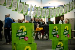 Foto von mehreren "Über Morgen reden"-Boxen, darüber ausgefüllte "Über Morgen reden" -Karten an einer Wäscheleine. (C) Sven Brauers