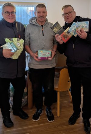 Gruppenfoto von Axel Schliephake und Lars Marschalleck mit dem Leiter des "Tante Emma-Laden" bei der Übergabe der Geschenke für die diesjähige Weihnachtsaktion