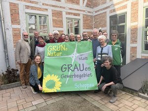 Gruppenbild mit Plakat gegen das Gewerbegebiet Scheppau
